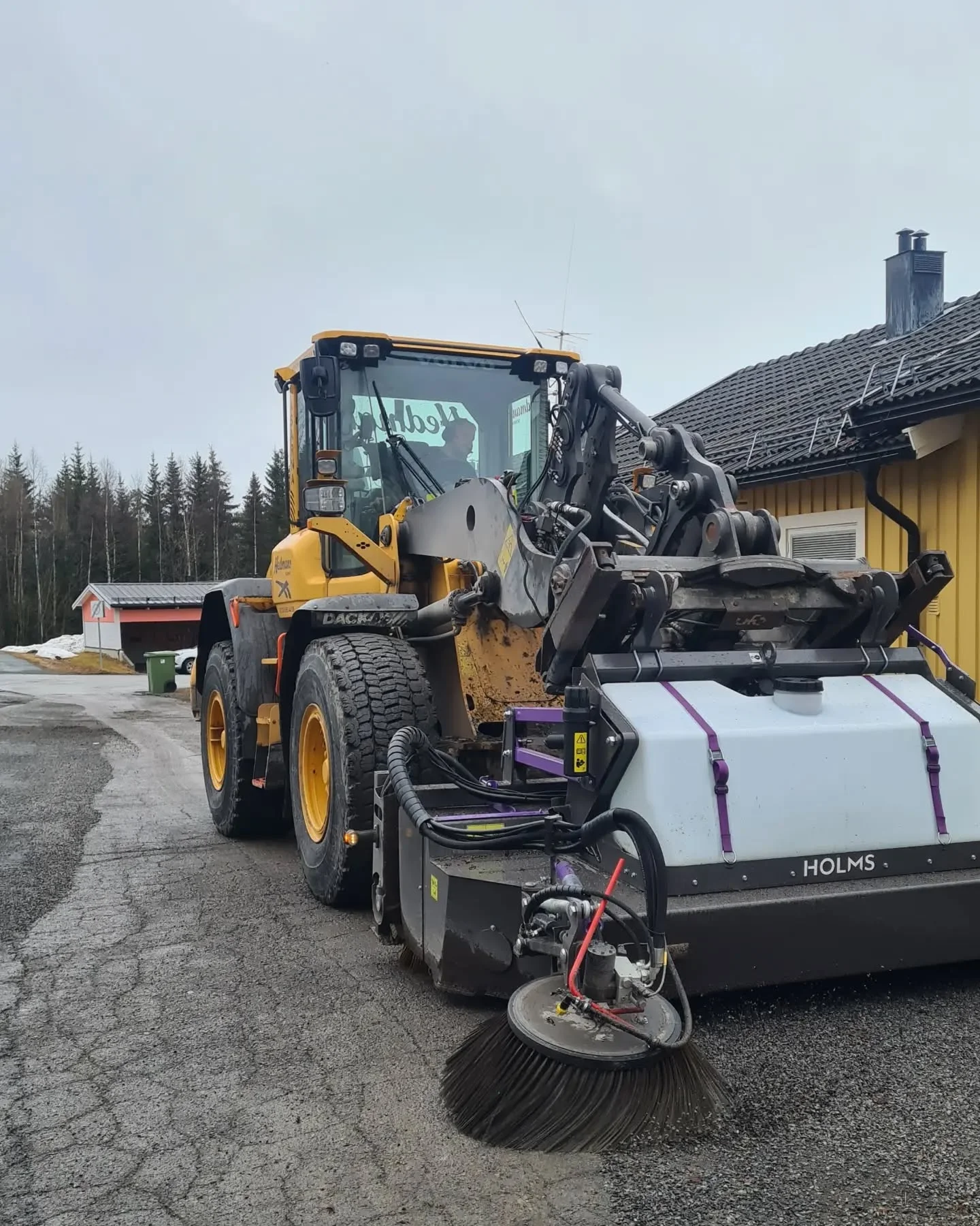 Sopen är framplockad – grus sopning