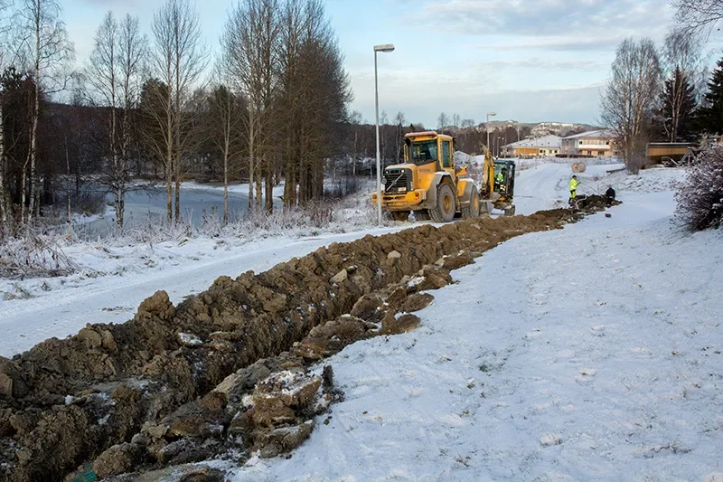 Grävmaskin gräver för bredband i Svenstavik