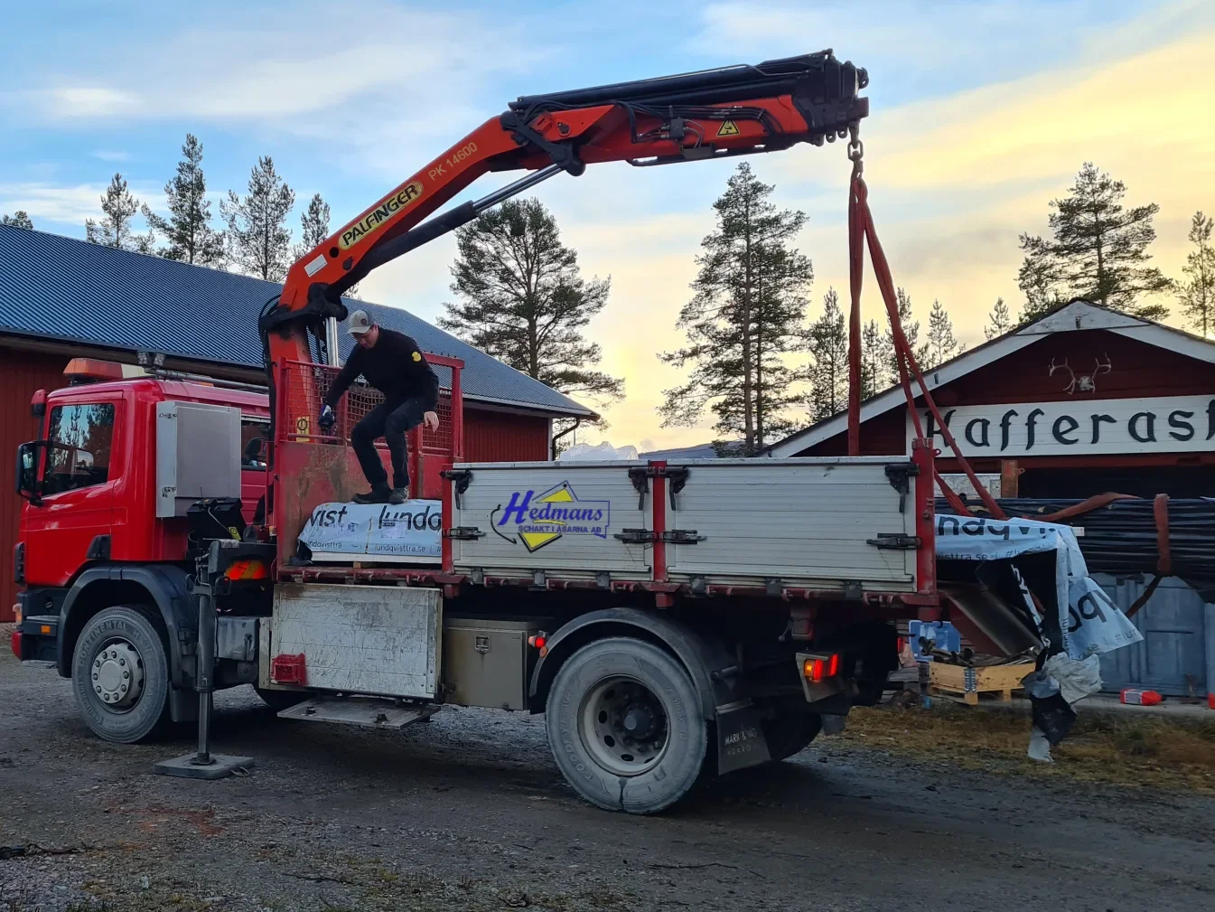 Scania 230 kranbil med Palfinger kran